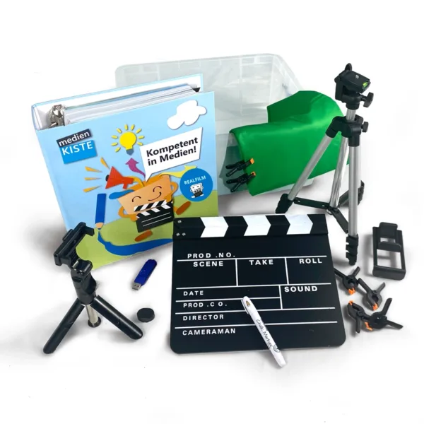 Teile aus dem Realfilm-Modul der medienKISTE und USB-Stick davor