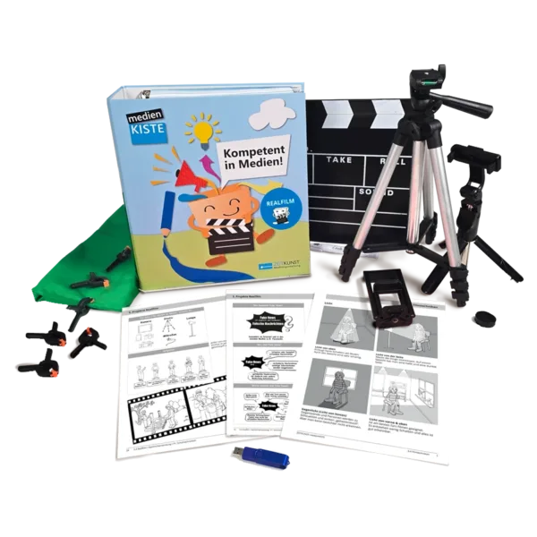 Teile aus dem Realfilm-Modul der medienKISTE mit Projekttexten und USB-Stick davor