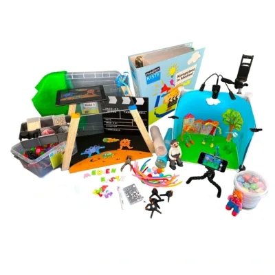 Die TRICKFILM medienKISTE, Ansicht aller Teile inkl. Durchsichtstativ, Steckbühne und Materialien Die TRICKFILM medienKISTE, Ansicht aller Teile inkl. Durchsichtstativ, Steckbühne und Materialien