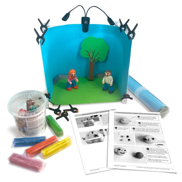 Die medienKISTE Trickfilmbühne mit Knetfiguren und Projekttexten davor