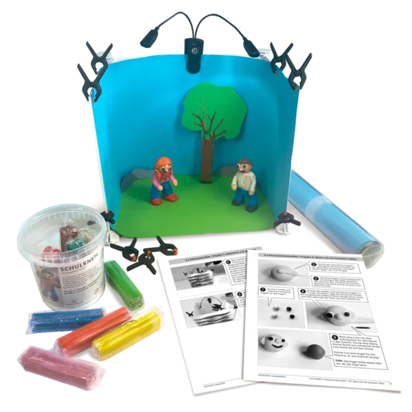 Die medienKISTE Trickfilmbühne mit Knetfiguren und Projekttexten davor